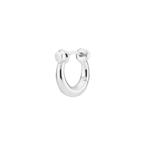 Maria Black Malik 8 Huggie i sølv. 100941AG. Fremstillet i sterlingsølv. Med en indre diameter på 7,5 mm. Denne Malik 8 Huggie er ideel til både hverdag og fest og kan nemt kombineres med andre Maria Black smykker for et unikt og stilfuldt udtryk.