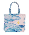 Den fine Maanesten Totebag Moonshine Rose er en stilfuld og praktisk taske, der kombinerer elegance med funktionalitet. Med det genkendelige Moonshine Rose-print tilfører denne totebag et feminint og underspillet udtryk, perfekt til både hverdagsbrug og særlige anledninger.