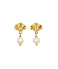Odette_earrings_gold_a. Odette ørering fra maanesten. forgyldt sølv med ferskvandsperle