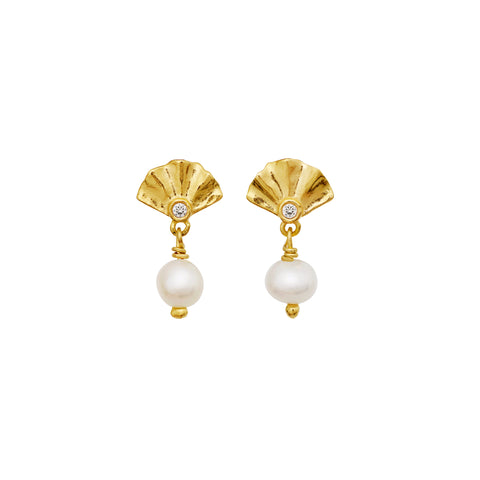 Odette_earrings_gold_a. Odette ørering fra maanesten. forgyldt sølv med ferskvandsperle