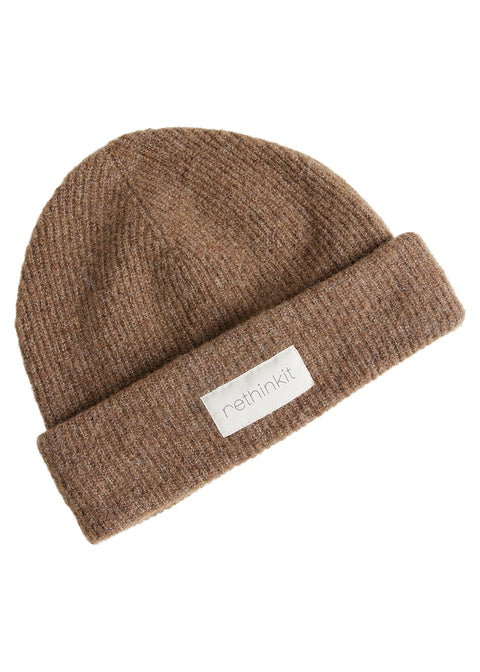 Rethinkit Knitted Wool Hue i farven Warm Melange Brown er en blød og varm strikhue, der kombinerer klassisk design med bæredygtige materialer. Huen er fremstillet i 100 % genanvendt polyester og har en tæt, ribstrikket struktur, som sikrer både komfort og god pasform. Den varme melerede brunlige tone giver et naturligt og tidløst udtryk, der passer perfekt til efterår og vinter.
