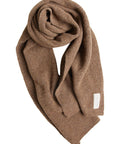 Rethinkit Knitted Wool Tørklæde i farven Warm Melange Brown er et blødt og varmt tørklæde, der kombinerer klassisk design med ansvarlige materialer. Det er fremstillet i en luksuriøs uldblanding bestående af 32 % alpaka, 32 % uld, 30 % nylon og 6 % elasthan – en sammensætning, der sikrer både varme, holdbarhed og en behagelig strækbarhed. Den melerede brunlige tone giver et naturligt og tidløst udtryk, som passer perfekt til efterårs- og vintergarderoben.