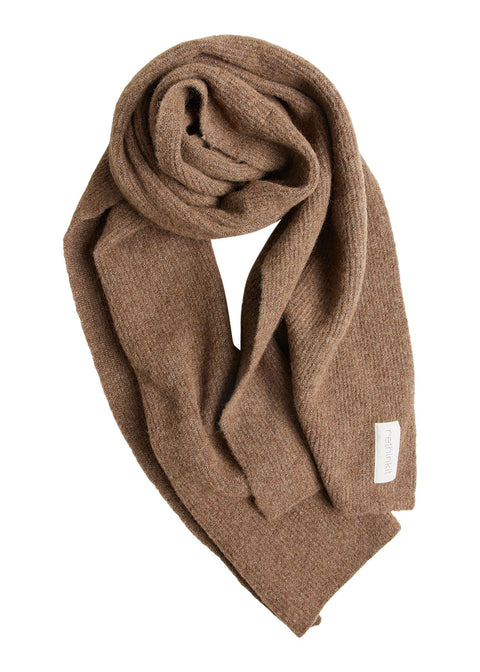 Rethinkit Knitted Wool Tørklæde i farven Warm Melange Brown er et blødt og varmt tørklæde, der kombinerer klassisk design med ansvarlige materialer. Det er fremstillet i en luksuriøs uldblanding bestående af 32 % alpaka, 32 % uld, 30 % nylon og 6 % elasthan – en sammensætning, der sikrer både varme, holdbarhed og en behagelig strækbarhed. Den melerede brunlige tone giver et naturligt og tidløst udtryk, som passer perfekt til efterårs- og vintergarderoben.