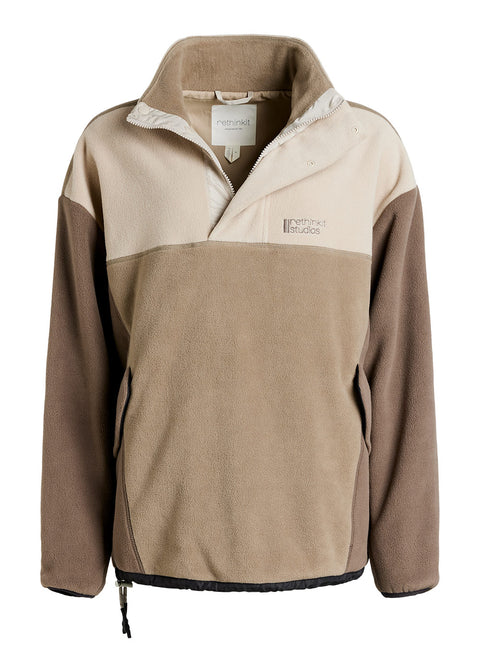 Rethinkit Polar Fleece Uni Campfire i farven Multi Brown er en bæredygtig og funktionel fleecejakke, designet til både mænd og kvinder. Jakken er fremstillet i 100 % genanvendt polyester, hvilket gør den til et miljøvenligt valg for dig, der ønsker at kombinere komfort med ansvarligt forbrug. Den bløde og varme fleece er ideel til kølige dage, uanset om du skal på vandretur, sidder omkring bålet eller bare vil holde varmen i hverdagen.