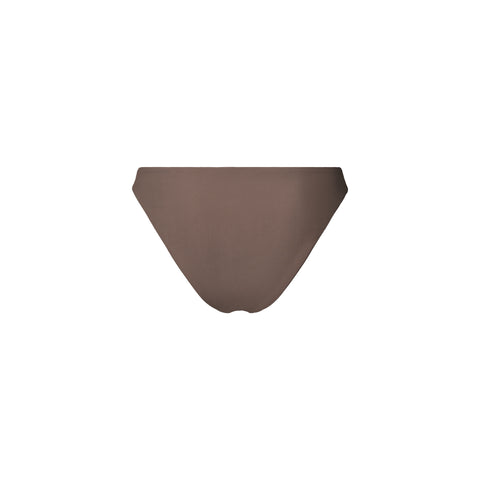 Rethinkit Studios Bikini Bottom Brief BAY i farven Walnut er et stilfuldt og komfortabelt valg til strandgarderoben.