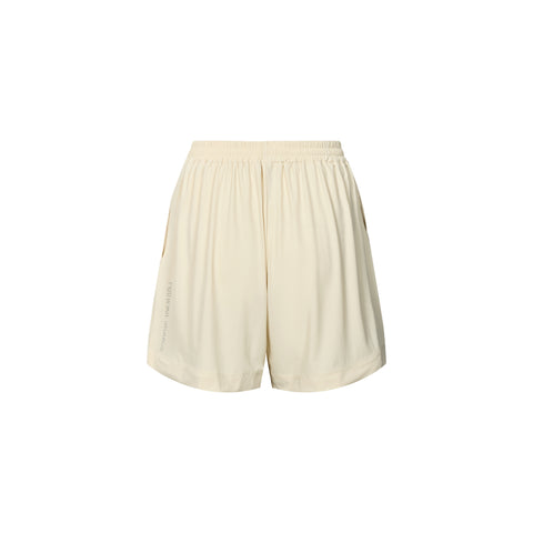 Rethinkit Studios Hangout Loose Shorts i farven Summer Sand er et par stilfulde og komfortable sweatshorts, der er perfekte til afslappet hverdagsbrug.