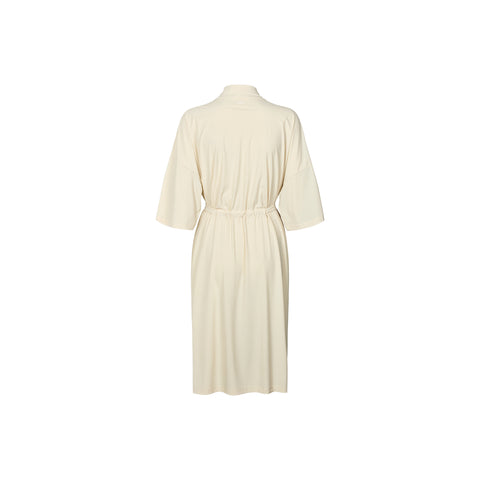 Rethinkit Studios Kimono Roubaix i farven Summer Sand er en stilfuld og moderne kimono med et elegant og afslappet snit.