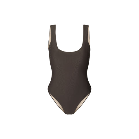 Rethinkit Studios Swimsuit Clean BAY i farven Almost Black er en elegant og tidløs badedragt, der kombinerer et sporty look med en moderne silhuet.