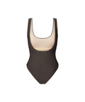 Rethinkit Studios Swimsuit Clean BAY i farven Almost Black er en elegant og tidløs badedragt, der kombinerer et sporty look med en moderne silhuet.
