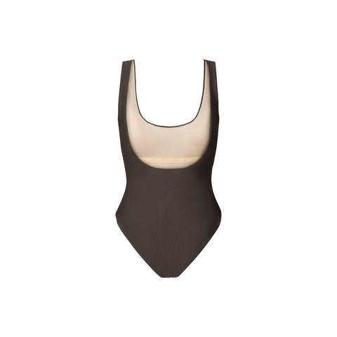 Rethinkit Studios Swimsuit Clean BAY i farven Almost Black er en elegant og tidløs badedragt, der kombinerer et sporty look med en moderne silhuet.