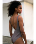 Rethinkit Studios Swimsuit Clean BAY i farven Almost Black er en elegant og tidløs badedragt, der kombinerer et sporty look med en moderne silhuet.