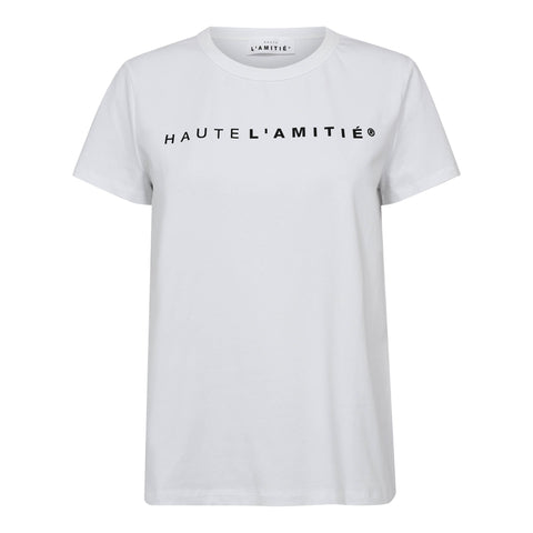 Rub logo tee fra Haute L'amitie i hvid med korte ærmer og rund hals. logo på brystet