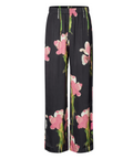 Opgrader din garderobe med STINE GOYA’s Elasticated Long Pants fra AW2025 kollektionen – en hyldest til farver, kunst og moderne komfort. Bukserne er designet med en afslappet pasform og elastisk talje, hvilket gør dem både stilfulde og behagelige at have på, uanset om du styler dem til hverdag eller en kreativ aften ude.