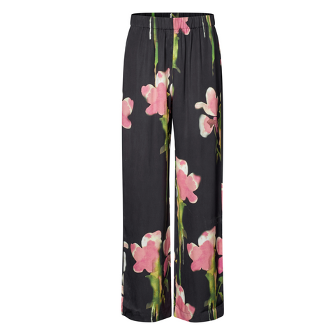Opgrader din garderobe med STINE GOYA’s Elasticated Long Pants fra AW2025 kollektionen – en hyldest til farver, kunst og moderne komfort. Bukserne er designet med en afslappet pasform og elastisk talje, hvilket gør dem både stilfulde og behagelige at have på, uanset om du styler dem til hverdag eller en kreativ aften ude.