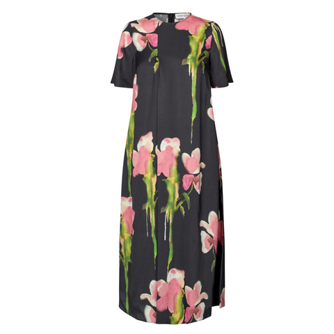 Bring kunst og komfort ind i garderoben med STINE GOYA’s Flowy Short Sleeve Midi Dress – en moderne fortolkning af skandinavisk design fra kollektionen “Art Work” AW2024. Kjolen er fremstillet i et bæredygtigt mix af TENCEL™ Lyocell og viskose, der giver et let og flowy udtryk. Med korte ærmer og midi-længde er den ideel til både sommerdage, festlige lejligheder og hverdagsluksus.