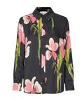 Giv dit hverdagslook et kreativt løft med STINE GOYA’s Elastic Short Sleeve T-Shirt fra AW2025 kollektionen “Melting Flowers”. T-shirten er lavet i en blød og let kvalitet bestående af 54% TENCEL™ Lyocell og 46% viskose, hvilket giver både komfort og et elegant fald