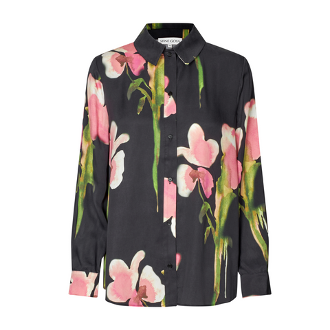Giv dit hverdagslook et kreativt løft med STINE GOYA’s Elastic Short Sleeve T-Shirt fra AW2025 kollektionen “Melting Flowers”. T-shirten er lavet i en blød og let kvalitet bestående af 54% TENCEL™ Lyocell og 46% viskose, hvilket giver både komfort og et elegant fald