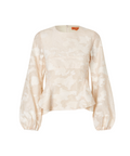 Den taljerede pasform med peplum-snit fremhæver silhuetten, mens puffede ærmer med elastiske manchetter og en rund halsudskæring tilføjer feminine detaljer. Den skjulte lynlås i ryggen sørger for et elegant finish, og hele blusen emmer af STINE GOYA’s kunstneriske DNA.