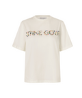Tilfør et strejf af kreativitet og komfort til din hverdag med STINE GOYA’s Short Sleeve T-Shirt fra AW2024 kollektionen “Art Work”. Denne t-shirt er fremstillet i blød og åndbar bomuld, som sikrer en behagelig pasform hele dagen – både hjemme, på kontoret og i byen.