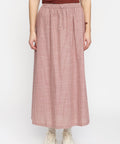 SREbbi Midi Skirt - Brandy Brown er en elegant og alsidig nederdel, der kombinerer komfort med et stilfuldt udtryk. Den har et stribet mønster, der giver et tidløst look, mens den elastiske linning med justerbar snor sikrer en behagelig og fleksibel pasform.