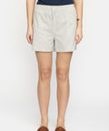 SREbbi Shorts - Arctic Wolf er de perfekte sommer-shorts, der kombinerer komfort med et stilfuldt udtryk. De har en elastisk linning med justerbar snor, hvilket giver en behagelig og tilpasselig pasform.