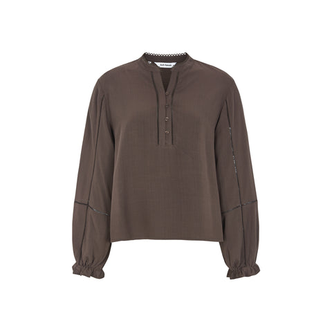 SREdwina Bluse fra Soft Rebels er en elegant og alsidig skjortebluse, der kombinerer et feminint snit med et afslappet udtryk. Farven Coffee Bean er en varm og dyb brun nuance, der tilfører karakter og ro til garderoben – perfekt til både hverdagsbrug og mere formelle anledninger.