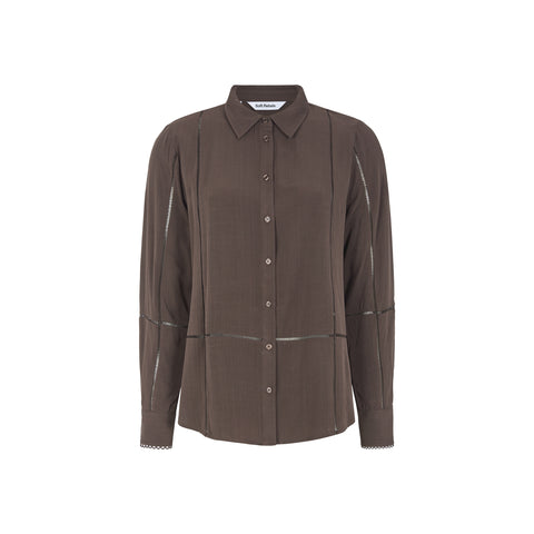 SREdwina Skjorte fra Soft Rebels er en smuk og alsidig skjorte, der balancerer det feminine med et afslappet udtryk. Den dybe brunlige nuance Coffee Bean tilfører varme og karakter, og gør skjorten nem at style til både hverdagsbrug og mere formelle anledninger.