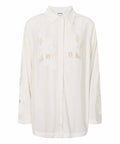 SRNala Embroidery Shirt fra Soft Rebels er en feminin og raffineret skjorte med smukke broderidetaljer, der tilfører et romantisk og moderne udtryk. Den rene hvide nuance Snow White gør skjorten tidløs og nem at style – perfekt til både hverdagsbrug og mere formelle lejligheder.
