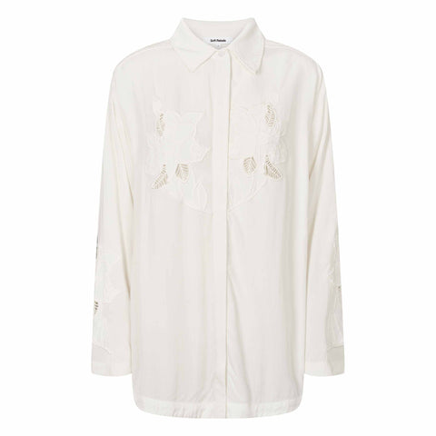 SRNala Embroidery Shirt fra Soft Rebels er en feminin og raffineret skjorte med smukke broderidetaljer, der tilfører et romantisk og moderne udtryk. Den rene hvide nuance Snow White gør skjorten tidløs og nem at style – perfekt til både hverdagsbrug og mere formelle lejligheder.