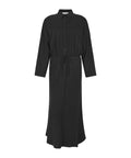 SRStormy Midi Dress fra Soft Rebels er en elegant og bæredygtig kjole, der forener komfort med et stilrent udtryk. Den klassiske sorte farve og midi-længden gør den til et alsidigt valg, uanset om du skal til møde, middag eller bare vil føle dig godt tilpas i hverdagen.