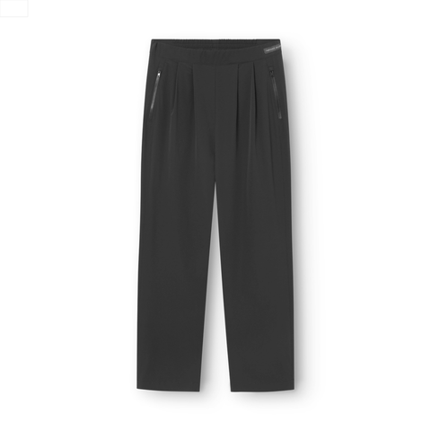 Soft woven pants bukser i sort fra rethinkit studios. Sorte sporty bukser løse. Kan købes hos rokkjærs