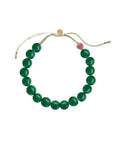Cherie Bon Bon Armbånd – Happy Green fra Stine A Jewelry er et håndknyttet armbånd med smukke, runde ædelsten af grøn jade. Den dybe grønne farve bringer ro og balance og tilfører et friskt pust til enhver smykkesamling. Armbåndet er designet til at kunne bæres alene som et elegant statement eller som en del af et stacked look, hvor det kan mixes med andre armbånd i forgyldt sterlingsølv og ædelsten.