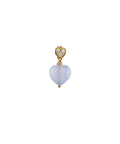 Amour Behind Earring – Single fra Stine A Jewelry er et kreativt og elegant behind-ear vedhæng, der tilføjer et legende twist til din smykkesamling. Vedhænget er designet til at hænge bag en ørestik og skaber et svævende hjerteformet udtryk, der bevæger sig let under øret og tilfører personlighed til dit look.