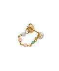 Câlin de Paradis Earring Green – Single fra Stine A Jewelry er en eventyrlig og unik ørering, der bringer farve, bevægelse og boheme-vibes til dit look. Øreringen består af en lille perle-ørestik, hvorfra en kæde med ædelsten snor sig elegant om øreflippen – kæden er fæstnet til låsen bagpå, hvilket skaber et svævende og kunstnerisk udtryk.
