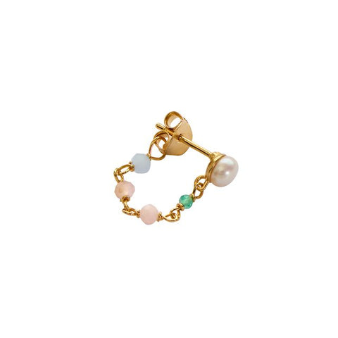 Câlin de Paradis Earring Green – Single fra Stine A Jewelry er en eventyrlig og unik ørering, der bringer farve, bevægelse og boheme-vibes til dit look. Øreringen består af en lille perle-ørestik, hvorfra en kæde med ædelsten snor sig elegant om øreflippen – kæden er fæstnet til låsen bagpå, hvilket skaber et svævende og kunstnerisk udtryk.