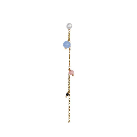 Callas Earring Long Paradis – Single fra Stine A Jewelry er en elegant og legende kædeørering, der tilfører farve, bevægelse og personlighed til dit look. Øreringen består af en lille perle-ørestik, hvorfra en fin kæde med tre smukke ædelsten – blå calcedon, peach månesten og sort onyx – falder let og skaber et svævende udtryk.
