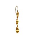 Cleo With Chain Earring – Single fra Stine A Jewelry er en kunstnerisk og elegant ørehænger, der kombinerer rå detaljer med feminin finesse. Øreringen er fremstillet i 18 karat forgyldt 925 sterlingsølv og består af en oval plade med banket overflade og organiske former, som giver et håndlavet og rustikt udtryk. Fra pladen hænger en fin kæde med to ædelsten i rosafarvet månesten, der tilfører bevægelse og et subtilt farvespil.