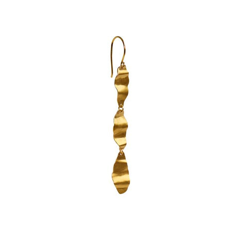 Cleo With Chain Earring – Single fra Stine A Jewelry er en kunstnerisk og elegant ørehænger, der kombinerer rå detaljer med feminin finesse. Øreringen er fremstillet i 18 karat forgyldt 925 sterlingsølv og består af en oval plade med banket overflade og organiske former, som giver et håndlavet og rustikt udtryk. Fra pladen hænger en fin kæde med to ædelsten i rosafarvet månesten, der tilfører bevægelse og et subtilt farvespil.