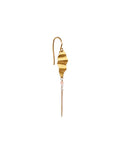 Cleo With Chain Earring – Single fra Stine A Jewelry er en kunstnerisk og elegant ørehænger, der kombinerer rå detaljer med feminin finesse. Øreringen er fremstillet i 18 karat forgyldt 925 sterlingsølv og består af en oval plade med banket overflade og organiske former, som giver et håndlavet og rustikt udtryk. Fra pladen hænger en fin kæde med to ædelsten i rosafarvet månesten, der tilfører bevægelse og et subtilt farvespil.