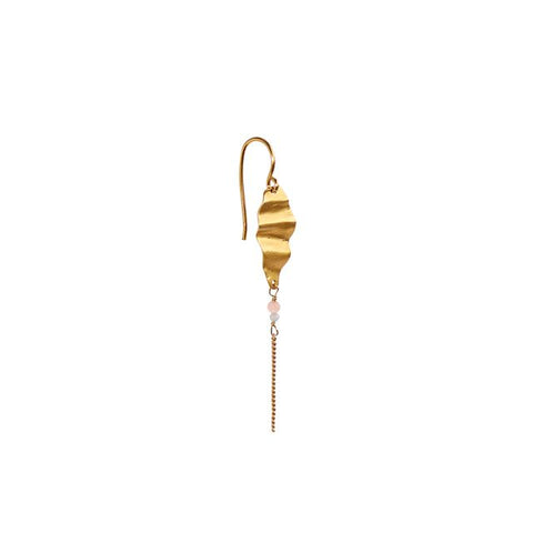 Cleo With Chain Earring – Single fra Stine A Jewelry er en kunstnerisk og elegant ørehænger, der kombinerer rå detaljer med feminin finesse. Øreringen er fremstillet i 18 karat forgyldt 925 sterlingsølv og består af en oval plade med banket overflade og organiske former, som giver et håndlavet og rustikt udtryk. Fra pladen hænger en fin kæde med to ædelsten i rosafarvet månesten, der tilfører bevægelse og et subtilt farvespil.