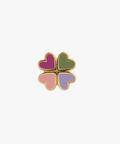 Love Heart Clover Enamel Earring – Pink Fuschia fra Stine A Jewelry er en fin og farverig ørestik, der bringer både charme og personlighed til dit look. Øreringen er designet som en lille firkløver, hvor hvert blad er formet som et hjerte og dekoreret med emalje i skønne nuancer – her i den livlige og feminine farve Pink Fuschia. Den gyldne kant og det legende udtryk gør den perfekt til dig, der elsker smykker med karakter.