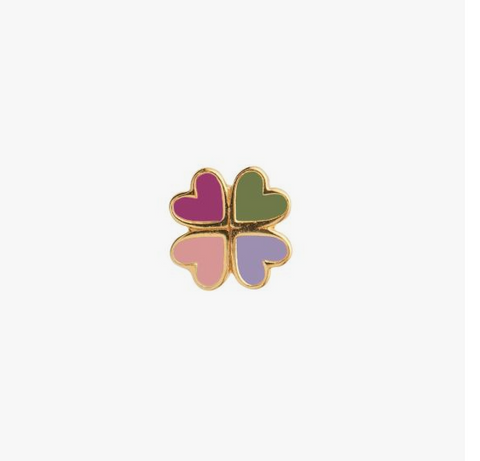 Love Heart Clover Enamel Earring – Pink Fuschia fra Stine A Jewelry er en fin og farverig ørestik, der bringer både charme og personlighed til dit look. Øreringen er designet som en lille firkløver, hvor hvert blad er formet som et hjerte og dekoreret med emalje i skønne nuancer – her i den livlige og feminine farve Pink Fuschia. Den gyldne kant og det legende udtryk gør den perfekt til dig, der elsker smykker med karakter.