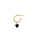 Mini AmourCreol Earring – Single fra Stine A Jewelry er en fin og feminin ørering, der kombinerer klassisk elegance med et legende twist. Øreringen er fremstillet i 18 karat forgyldt 925 sterlingsølv og prydet med et lille hjertevedhæng i sort onyx, som danser let under øret og tilfører et personligt udtryk.