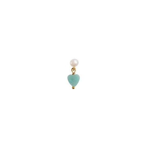 Mini Amour Earring fra Stine A Jewelry er en fin og feminin ørestik, der kombinerer klassisk elegance med et legende udtryk. Øreringen er fremstillet i 18 karat forgyldt 925 sterlingsølv og prydet med en ferskvandsperle samt et lille hjertevedhæng i amazonit. Det delikate design måler ca. 1,5 x 0,6 cm, og den kan bæres alene som en diskret detalje eller kombineres med andre øreringe for et personligt mix &amp; match-look.