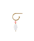Sweet Hamsa with Coral. Stine A ørering. 1393-02-S. Smykket er fremstillet i 18 karat forgyldt 925 sterlingsølv og prydet med coral og perlemor.