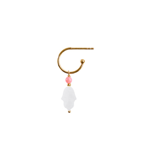 Sweet Hamsa with Coral. Stine A ørering. 1393-02-S. Smykket er fremstillet i 18 karat forgyldt 925 sterlingsølv og prydet med coral og perlemor.