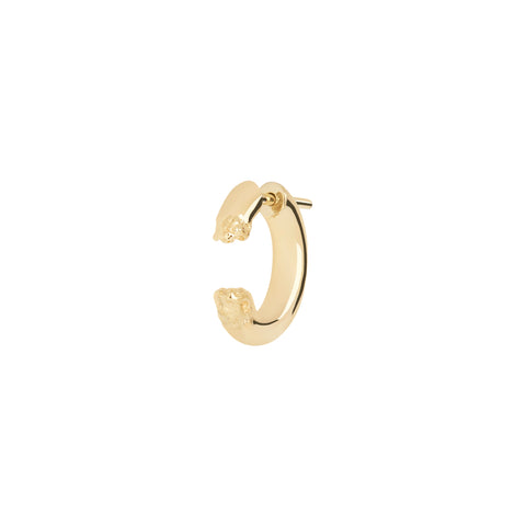 Maria Black Terra 14 Hoop. Med en diameter på 22 mm. Den forgyldte overflade sikrer et langvarigt elegant look. 
