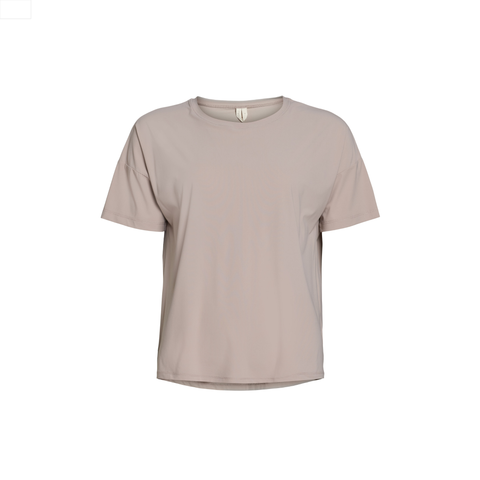 Vela loose tee i farven mocha fra rethinkit. Løs sporty t-shirt. kan købes hos rokkjærs