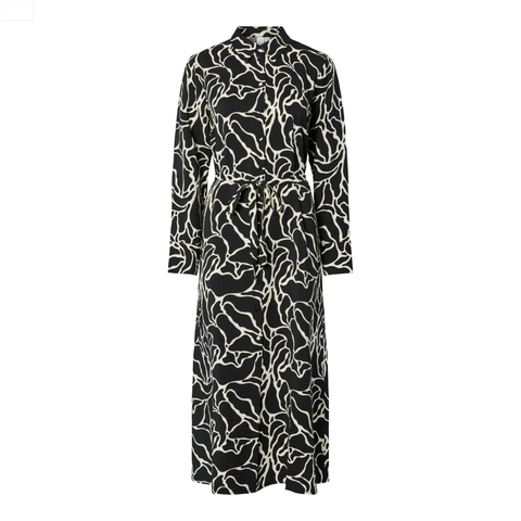 YASKAYA LS LONG SHIRT DRESS. varenummer 26037080. fra YAS. Lang skjortekjole i hvidt og sort mønster