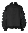 YASMIMA LS Top – Sort fra Y.A.S er en elegant og tidløs bluse, der kombinerer komfort med ansvarlig stil. Fremstillet i 100 % økologisk bomuld, føles den blød og åndbar mod huden – perfekt til både hverdagsbrug og mere formelle anledninger.